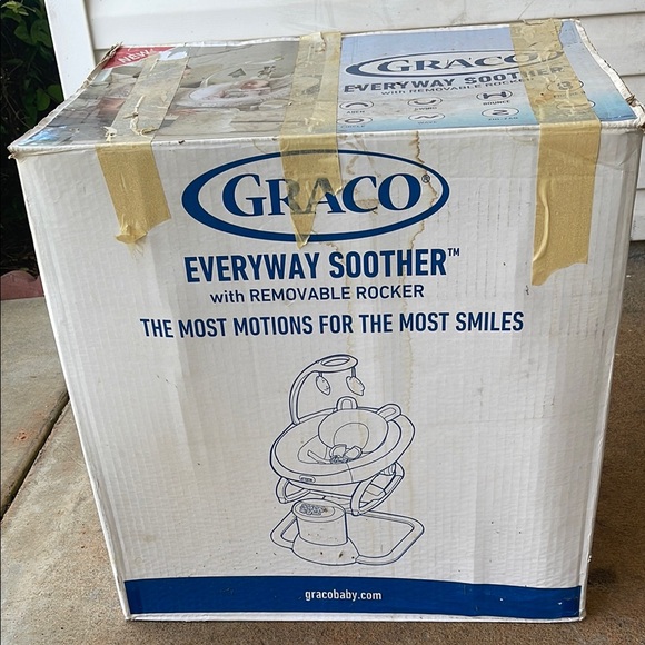 Graco Baby Soother with Removable Rocker it doesn’t come with sheets